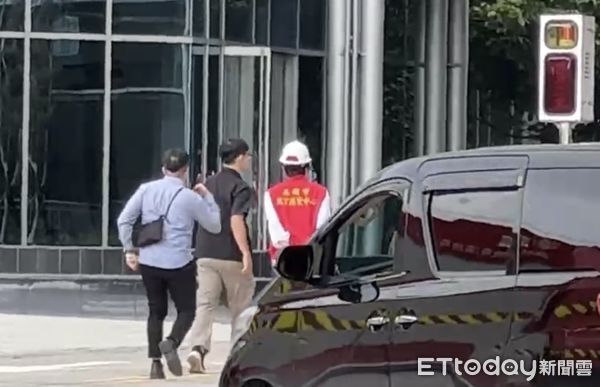 ▲高雄市長陳其邁緊急到場了解電池工廠火警狀況   。（圖／記吳世龍翻萱攝）