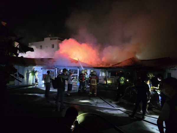 ▲彰化北斗鎮三合院大火，6人緊急逃生。（圖／民眾提供）