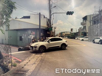 屏東保時捷右轉與同向機車撞擊　騎士人車倒地受傷送醫