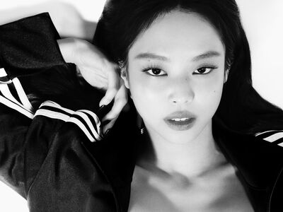 Jennie露纖腰新美照!adidas經典Superstar回歸「入手女神全套運動裝」