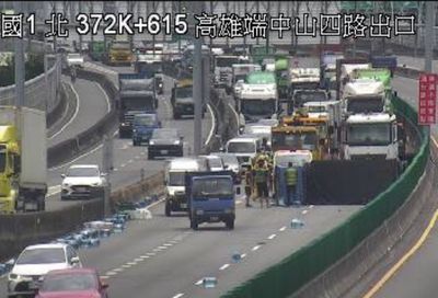 快訊/國1高雄段2車擦撞小貨車翻覆!後方紫爆塞成停車場