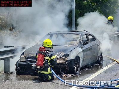 快訊/賓士下國3名間交流道突竄火苗 消防灌救半小時撲滅