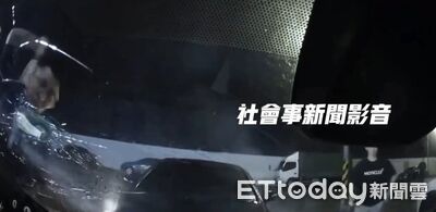 「不知乘客去台中談判」台南超衰運將愛車遭撞、狠砸　慘狀曝光