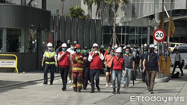 ▲▼高雄電池工廠火警！3消防員灌救遭炸傷　陳其邁下令全面停工。（圖／記者吳世龍攝）