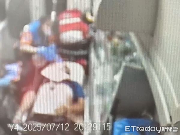 ▲台南市消防員張家傑夜市遇民眾OHCA倒地，即刻偕同由宗憲、楊順翔（左起）實施高品質CPR成功救回一命。（記者林東良翻攝，下同）