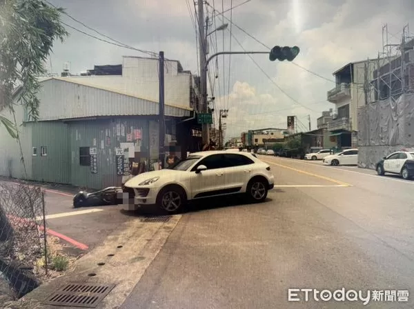 ▲屏東市海豐路自小客與機車交通事故。（圖／記者陳崑福翻攝）