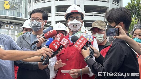 ▲▼高雄電池工廠大火！有毒「氫氟酸 」外洩發警報　陳其邁緊急疏散。（圖／記者吳世龍攝）