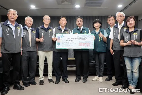 ▲台南首廟天壇捐贈300萬元協助丹娜絲災後重建，黃偉哲市長親頒感謝狀表達謝意。（記者林東良翻攝，下同）