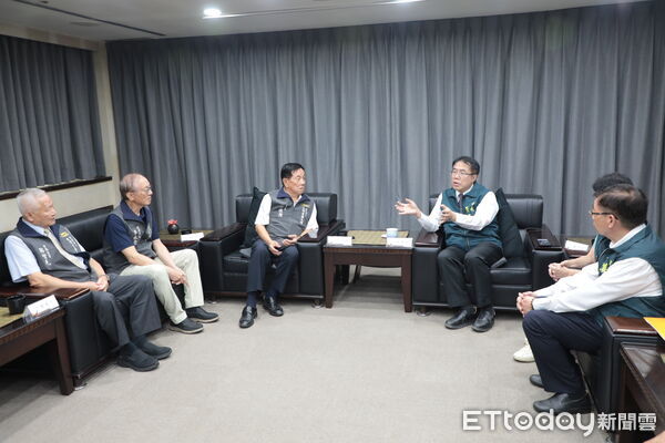 ▲台南首廟天壇捐贈300萬元協助丹娜絲災後重建，黃偉哲市長親頒感謝狀表達謝意。（記者林東良翻攝，下同）