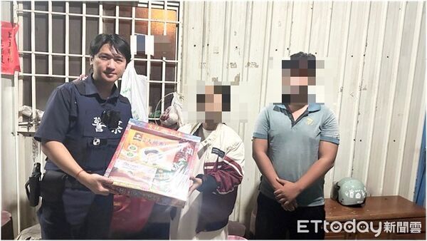 ▲里港警分局員警幫助林婦。（圖／記者陳崑福翻攝）