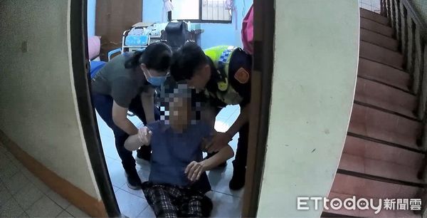 ▲內埔警方鍾姓阿嬤家救援。（圖／記者陳崑福翻攝）