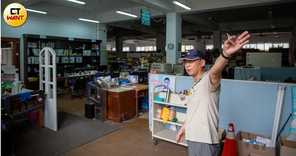 儘管校區已被斷水斷電，因為對學校多年情感，亞太學院公益清算執行長吳威宏上班日仍準時報到，處理校產維護與核算員工欠薪，他坦言若教育部退場基金不再補助「我也就地失業了」。（圖／劉耿豪攝）