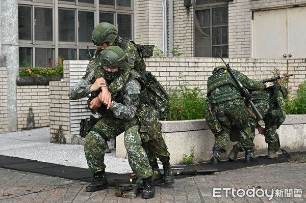 ▲▼國軍漢光41號演習,206旅後備軍人臨戰訓練,105榴砲砲操+教召員演練射擊。(圖/記者李毓康攝)