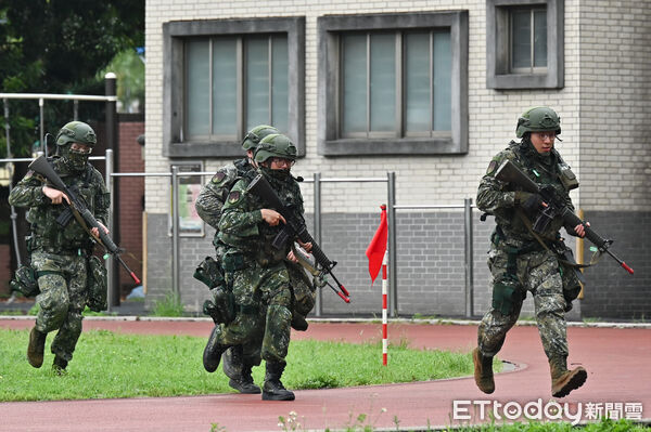 ▲▼國軍漢光41號演習，206旅後備軍人臨戰訓練，105榴砲砲操+教召員演練射擊。（圖／記者李毓康攝）