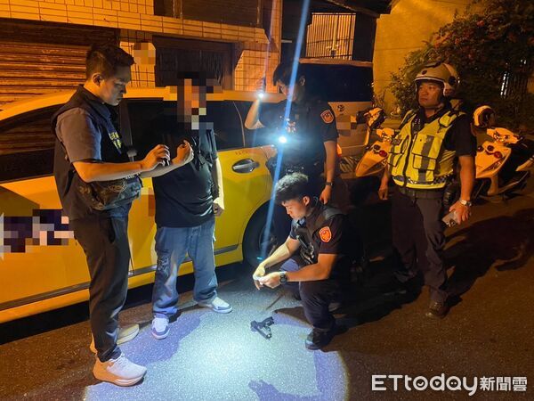 ▲▼員警展開逮捕行動，迅速於市區攔停洪男所駕駛的計程車，並從車上查扣空氣槍、鋼珠彈等證物。（圖／吉安警分局提供，下同）