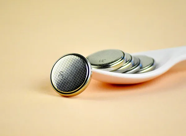 ▲美6歲男童誤食遙控器電池。（示意圖／翻攝自微博）