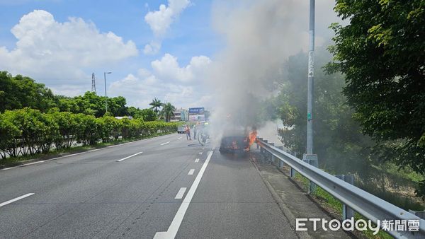 ▲國道3號名間交流道出口匝道稍早發生火燒車案。（圖／記者高堂堯翻攝）