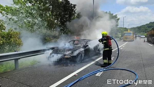 ▲國道3號名間交流道出口匝道稍早發生火燒車案。（圖／記者高堂堯翻攝，下同）