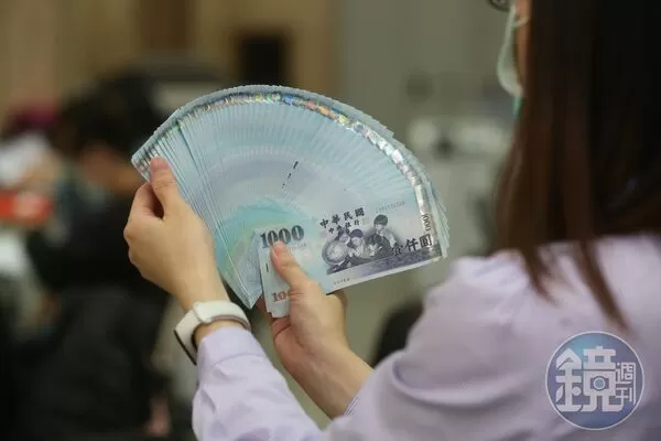 有鄉民陸續發文提及「憑什麼領一萬？」引發網友熱議。（本刊資料照）