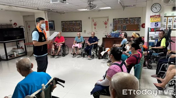 ▲▼花蓮分局外事員警及警勤區員警深入各仲介公司及外籍人士經常出入之場所進行宣導。（圖／花蓮縣警察局提供，下同）