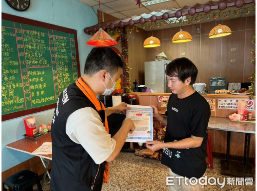 ▲▼花蓮分局外事員警及警勤區員警深入各仲介公司及外籍人士經常出入之場所進行宣導。（圖／花蓮縣警察局提供，下同）