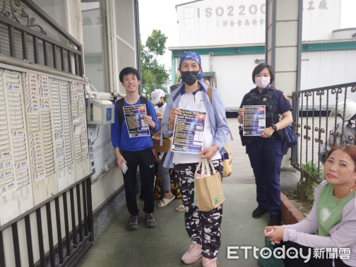 ▲▼花蓮分局外事員警及警勤區員警深入各仲介公司及外籍人士經常出入之場所進行宣導。（圖／花蓮縣警察局提供，下同）