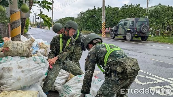 ▲第四作戰區出動兵力與機具支援台南災區，協助清理道路與落果，災後復原不間斷。（記者林東良翻攝，下同）