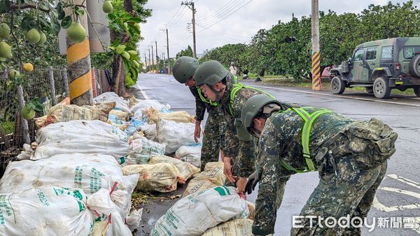 ▲第四作戰區出動兵力與機具支援台南災區，協助清理道路與落果，災後復原不間斷。（記者林東良翻攝，下同）