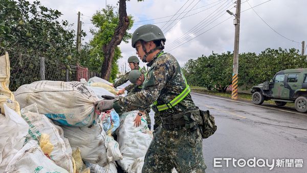 ▲第四作戰區出動兵力與機具支援台南災區，協助清理道路與落果，災後復原不間斷。（記者林東良翻攝，下同）