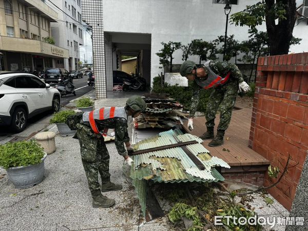 ▲第四作戰區出動兵力與機具支援台南災區，協助清理道路與落果，災後復原不間斷。（記者林東良翻攝，下同）