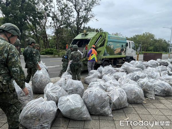▲第四作戰區出動兵力與機具支援台南災區，協助清理道路與落果，災後復原不間斷。（記者林東良翻攝，下同）