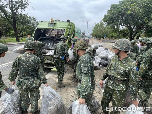 ▲第四作戰區出動兵力與機具支援台南災區，協助清理道路與落果，災後復原不間斷。（記者林東良翻攝，下同）
