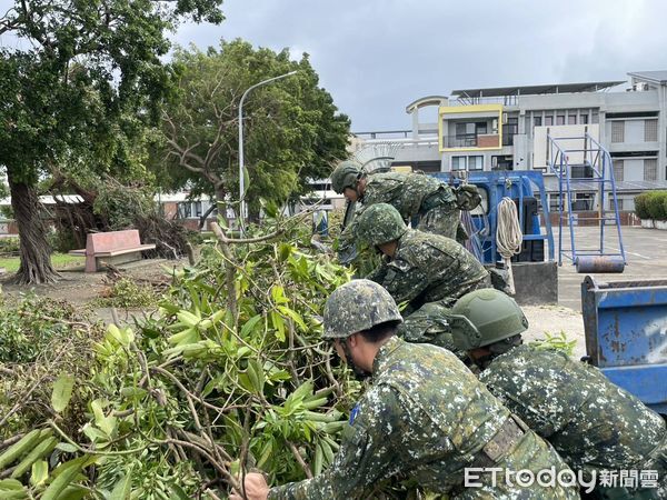 ▲第四作戰區出動兵力與機具支援台南災區，協助清理道路與落果，災後復原不間斷。（記者林東良翻攝，下同）