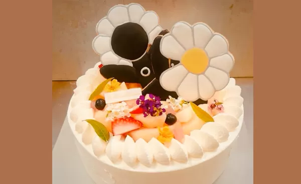 ▲GD慶功「小雛菊蛋糕」照片曝光　台灣甜點界香奈兒特製。（圖／取自法朋臉書粉專）