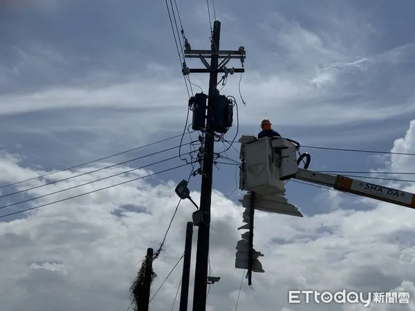▲台電新營區復電率已達98.7%，剩餘學甲與北門等地持續加派工班搶修中。（記者林東良翻攝，下同）
