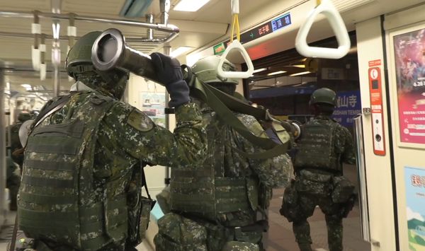 ▼憲兵運用台北捷運演練兵力、物資轉用。（圖／軍聞社提供）