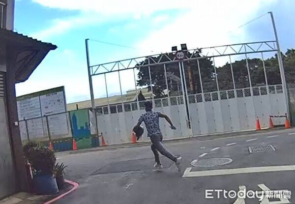 ▲越南籍失聯移工見警攔查，心虛的跳下機車座拔腿狂逃。（圖／桃園警分局提供）