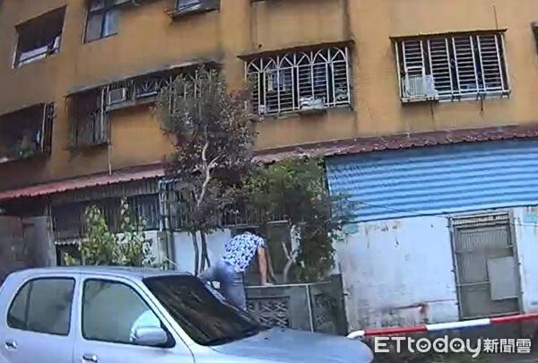 ▲▼警方將他追到爬圍牆後無路可逃，乖乖就逮。（圖／桃園警分局提供）
