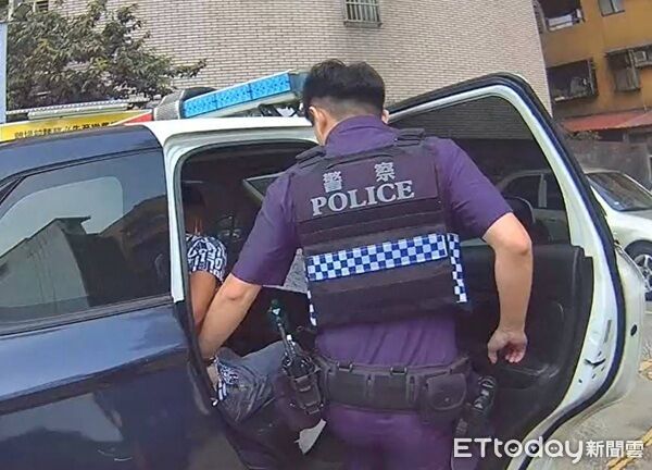 ▲▼警方將他追到爬圍牆後無路可逃，乖乖就逮。（圖／桃園警分局提供）