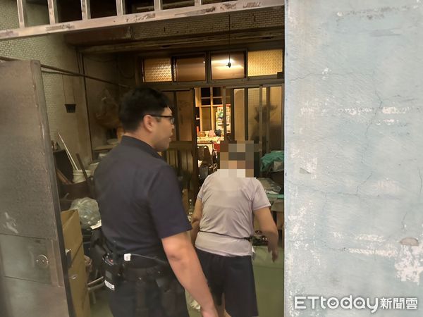 ▲里港警方載陳婦返家。（圖／記者陳崑福翻攝）