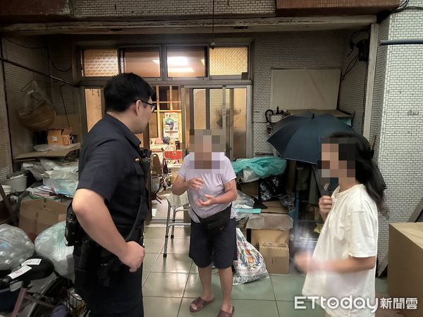 ▲里港警方載陳婦返家。（圖／記者陳崑福翻攝）