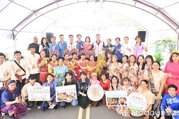 ▲桃園市東南亞文化交流系列活動，異國美食園遊會文化手作DIY。（圖／桃園市勞動局提供、下同）