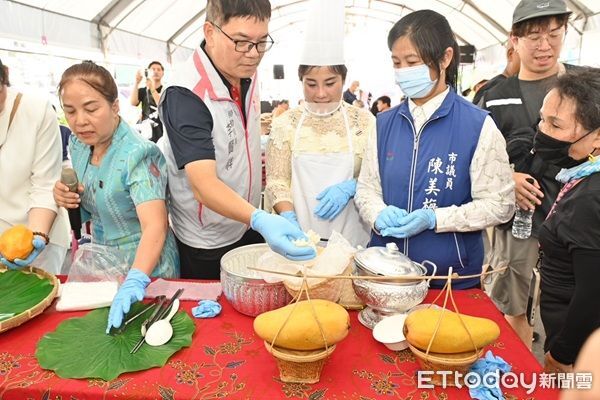 ▲李賢祥局長（左二）和泰籍移工學習如何料理芒果飯。（圖／桃園市府勞動局提供）