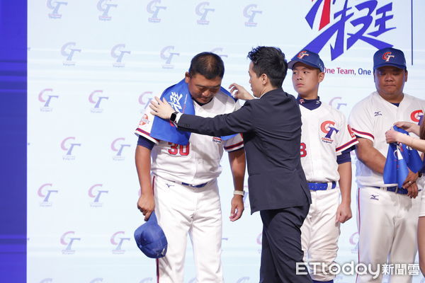 ▲▼2025年三級棒球國家代表隊誓師大會，U12、15、18三支球隊成員，及總統府副秘書長何志偉、教育部政務次長張廖萬堅以及棒協理事長辜仲諒出席。（圖／記者湯興漢攝）