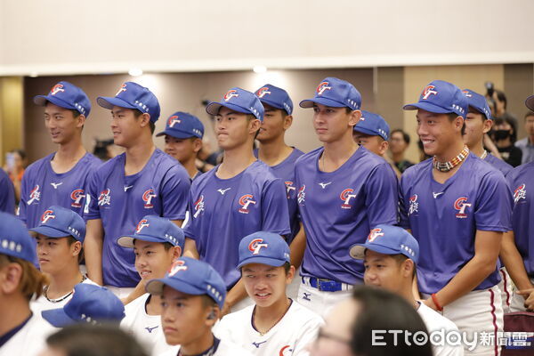 ▲▼2025年三級棒球國家代表隊誓師大會，U12、15、18三支球隊成員，及總統府副秘書長何志偉、教育部政務次長張廖萬堅以及棒協理事長辜仲諒出席。（圖／記者湯興漢攝）