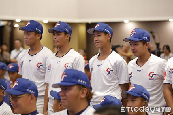 ▲▼2025年三級棒球國家代表隊誓師大會，U12、15、18三支球隊成員，及總統府副秘書長何志偉、教育部政務次長張廖萬堅以及棒協理事長辜仲諒出席。（圖／記者湯興漢攝）