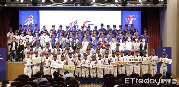 ▲▼2025年三級棒球國家代表隊誓師大會，U12、15、18三支球隊成員，及總統府副秘書長何志偉、教育部政務次長張廖萬堅以及棒協理事長辜仲諒出席。（圖／記者湯興漢攝）