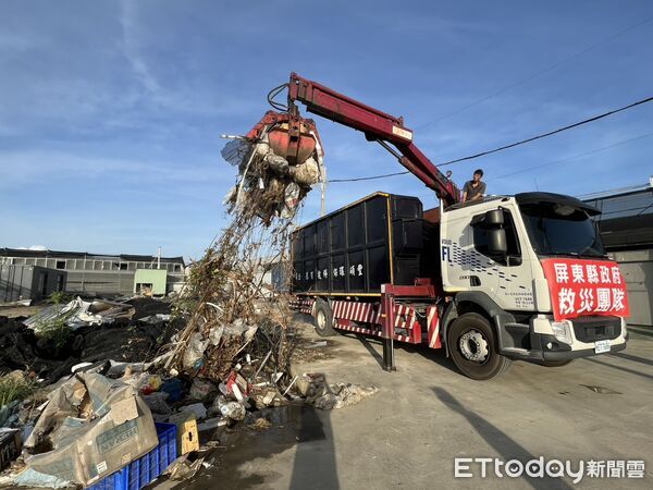 ▲屏東縣政府連日動員前進台南與嘉義災區協助救援與清理作業。（圖／屏東縣政府提供）