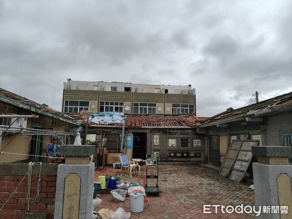 ▲國民黨立委謝龍介與黨籍議員召開記者會，宣佈捐款200萬元協助災後復原。（記者林東良翻攝，下同）