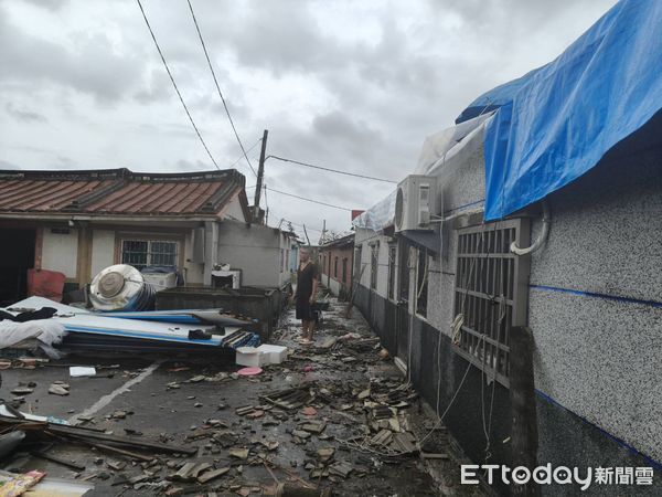 ▲國民黨立委謝龍介與黨籍議員召開記者會，宣佈捐款200萬元協助災後復原。（記者林東良翻攝，下同）